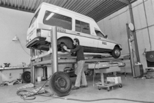 HvW-26038004 Ambulancebedrijf Ruis zit ,,twee onder één kap” met garagebedrijf Simon Hagen. Deze sleutelt hier aan de ...